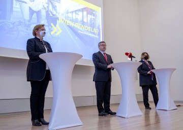 Präsentation der Maßnahmen zur flächendeckenden Wiener Parkraumbewirtschaftung im NÖ Landhaus in St. Pölten: Perchtoldsdorfs Bürgermeisterin Andrea Kö, Mobilitätslandesrat Ludwig Schleritzko und Schwechats Bürgermeisterin Karin Baier (v.l.n.r.)