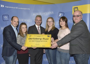 Jugend-Landesrat Mag. Karl Wilfing (Dritter von links) gratuliert dem Landessieger Obritzberg-Rust: GGR Thomas Amon, Sabrina Krumböck, Lena Stöger, Magdalena Neuhauser und Bürgermeister Gerhard Wendl. (v.l.n.r.)