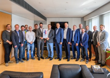 Verkehrslandesrat LH-Stellvertreter Udo Landbauer gratuliert den Mitarbeitern des NÖ Straßendienstes persönlich zum Gewinn des Ö3-Verkehrsawards.