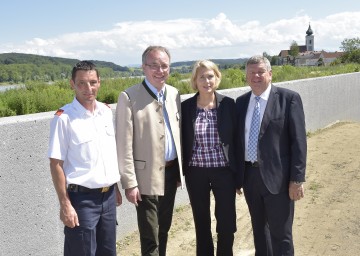 Eröffnung der Hochwasserschutzanlage in der Katastralgemeinde Gottsdorf: Feuerwehr-Kommandant Günther Schachenhofer, Landesrat Dr. Stephan Pernkopf, Sektionschefin Mag. Ursula Zechner (Sektion Verkehr) und Bürgermeister Manfred Mitmasser. (v.l.n.r.)