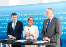Pressekonferenz im NÖ Landhaus mit Landeshauptfrau Johanna Mikl-Leitner (m.), Landesrat Martin Eichtinger (r.) und AMS NÖ-Geschäftsführer Sven Hergovich (l.).