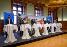 Pressekonferenz im Palais Niederösterreich in Wien, von links nach rechts: Landtagsabgeordneter Rene Lobner, 3. Landtagspräsidentin Karin Renner, der wissenschaftliche Leiter Armin Laussegger, Landeshauptfrau Johanna Mikl-Leitner, Bürgermeister Gernot Haupt und Landtagsabgeordneter Dieter Dorner.