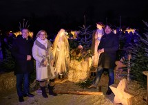 Bürgermeister Peter Eisenschenk, Landeshauptfrau Johanna Mikl-Leitner und Garten Tulln Geschäftsführer Franz Gruber bei der liebevoll gestalteten Weihnachtskrippe.