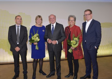 Wissenschaftsgala 2016: Key-Note-Speaker Dr. Ernst Strouhal, Landesrätin Mag. Barbara Schwarz, Landeshauptmann Dr. Erwin Pröll, Landesrätin Dr. Petra Bohuslav und Key-Note-Speaker Dr. Paulus Hochgatterer (v. l. n. r.).