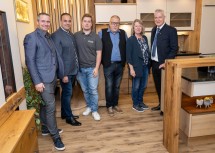 Landesrat Anton Kasser (r.) mit Messe-Geschäftsführer Andreas Koch, Messe-Präsident Hannes Heindl und Vertretern der Tischlerei Scharnreitner aus Ertl bei ihrem Messestand.