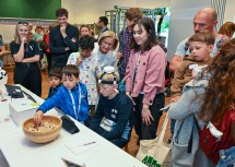 Landeshauptfrau Johanna Mikl-Leitner inmitten der Besucherinnen und Besucher des „ISTA Open Campus“.