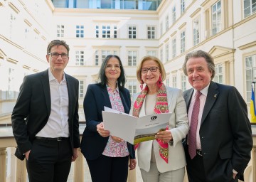 Die ehemalige Reitschule in Grafenegg wird saniert und zum Rudolf Buchbinder-Saal. Im Bild: Philipp Stein, Geschäftsführer von Grafenegg, Kunst- und Kulturstaatssekretärin Andrea Mayer, Landeshauptfrau Johanna Mikl-Leitner und Rudolf Buchbinder, künstlerischer Leiter von Grafenegg im Palais Niederösterreich in Wien. (v.l.n.r.)