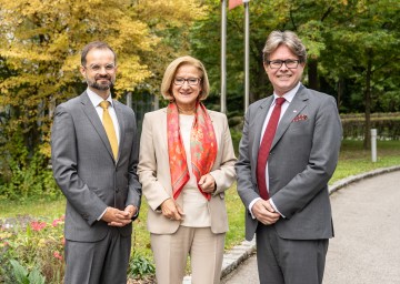 Vorsitzender Georg Primas, Präsidentin Landeshauptfrau Johanna Mikl-Leitner und Bildungsminister Martin Polaschek (v.l.n.r.)