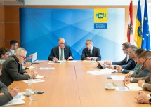 LH-Stellvertreter Stephan Pernkopf (links) und Geschäftsführer Herbert Greisberger (rechts) informierten gemeinsam mit Experten Medienvertreter über die Energiewende in Niederösterreich.