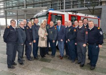 Landesfeuerwehrkommandant-Stellvertreter Martin Boyer, Landeshauptfrau Johanna Mikl-Leitner, Landesfeuerwehrkommandant Dietmar Fahrafellner und LH-Stellvertreter Stephan Pernkopf mit Mitgliedern des Landesfeuerwehrrates.