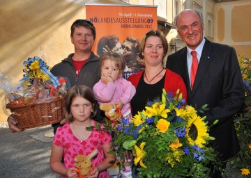 Landeshauptmann Dr. Erwin Pröll mit den 200.000. Besuchern der Familie Hahn aus Guttenbrunn bei Schloss Rosenau.