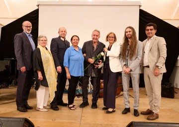 Vizebürgermeister Josef Waygand, GGR Ingeborg Treitl, Polizist Josef Breitenfelder, Tochter Sonja Lindner-Schmidek, Jubilar Günther Frank-Schmidek, Landeshauptfrau Johanna Mikl-Leitner, Enkelsohn Sebastian Lindner und Abgeordneter Christian Gepp (v.l.n.r.) beim Geburtstagsfest in Langenzersdorf.  