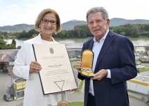 Landeshauptfrau Johanna Mikl-Leitner überreichte das „Silberne Komturkreuz des Ehrenzeichens für Verdienste um das Bundesland Niederösterreich“ an den Schweizer Kunstsammler Hubert Looser.