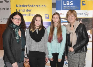 Doris Wagner MEd vom Landesschulrat für Niederösterreich, Vanessa Berger und Jennifer Vitak, beide von der NMS Retz, sowie Landesrätin Mag. Barbara Schwarz beim Tech-Dating in der Landesberufsschule Eggenburg. (v.l.n.r.)