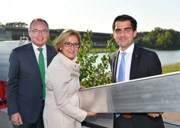 Eröffnung des Hochwasserschutzes in Korneuburg: LH-Stellvertreter Stephan Pernkopf, Landeshauptfrau Johanna Mikl-Leitner und der Korneuburger Bürgermeister Christian Gepp.