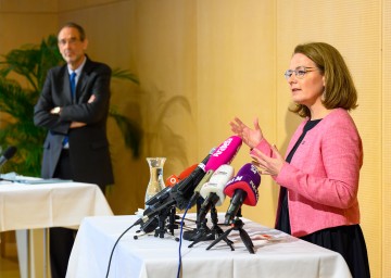 Landesrätin Christiane Teschl-Hofmeister und Bildungsminister Heinz Faßmann bei der Pressekonferenz.