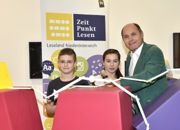 Startschuss für Buchstabenstadt-Wettbewerb: Zeit Punkt Lesen-Initiator Landeshauptmann-Stellvertreter Mag. Wolfgang Sobotka mit Leseratte Rafael und Bücherwurm Sophie. (v.l.n.r.)