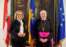 Landeshauptfrau Johanna Mikl-Leitner und Administrator Prälat Maximilian Fürnsinn: Nach dem Pressegespräch wurde traditionell eine Heilige Messe in der Stiftskirche gefeiert, danach erfolgte der Leopoldisegen