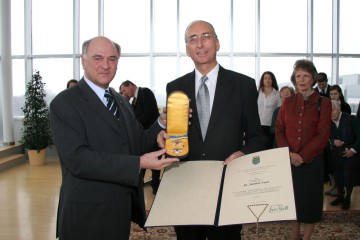 Hohes Ehrenzeichen für den künftigen österreichischen Botschafter beim Heiligen Stuhl in Rom: Landeshauptmann Dr. Erwin Pröll überreichte Dr. Helmut Türk das Silberne Komturkreuz mit dem Stern des Ehrenzeichens für Verdienste um das Bundesland NÖ.