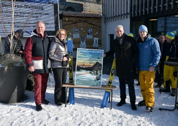 Bürgermeister Andreas Graf, Landeshauptfrau Johanna Mikl-Leitner, Retter Reisen Geschäftsführer Hermann Retter und ecoplus alpin-Geschäftsführer Markus Redl (v.l.n.r.) bei der Eröffnung des Servicecenters.