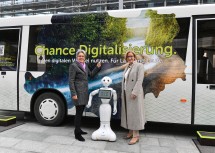 Technologie-Landesrätin Petra Bohuslav und Landeshauptfrau Johanna Mikl-Leitner präsentierten den neuen Bus zum Thema Digitalisierung, der ab 8. Jänner in Niederösterreich auf Tour ist. (v.l.n.r.)