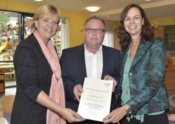 Prämierung von „Wifki-Wir für Kinder“ in Ober-Grafendorf zur „Best Practice“-Kinderbetreuungseinrichtung: Landesrätin Mag. Barbara Schwarz, Wifki-Obmann Erich Rammel und Bundesministerin Dr. Sophie Karmasin. (v.l.n.r.)