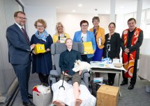 (v.l.n.r.): Vizebürgermeister Florian Kamleitner, Sozial-Landesrätin Christiane Teschl-Hofmeister, Gabriela Goll (Pflegedirektorin und Geschäftsleitung Hilfe und Pflege daheim), Hilfswerkpräsidentin Michaela Hinterholzer, Nationalrätin Martina Diesner-Wais, Stadträtin Bernadette Laister und Stadtpfarrer Franz Richter.