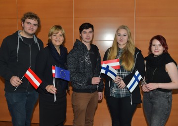 Landesrätin Mag. Barbara Schwarz mit Schülerinnen und Schüler aus dem Lapland Tourism College in Kittilä (Finnland).
