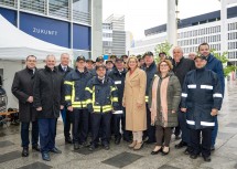 (v.l.) Gerhard Fichtinger, stv. DPV-Obmann, Landtagspräsident Karl Wilfing, stv. Landesamtsdirektor Gerhard Dafert, die Kollegen der Betriebsfeuerwehr im Landhaus, Landeshauptfrau Johanna Mikl-Leitner, Kommandant Karl Enzinger, die St. Pöltner Gemeinderätin Marion Gabler-Söllner, Bürgermeister Erich Hofer und Christoph Reiter-Havlicek, Leiter der Abteilung Gebäudeverwaltung.