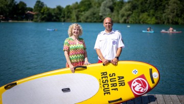 Landesrätin Eva Prischl und Markus Schimböck, Landesleiter der Österreichischen Wasserrettung / Landesverband NÖ, präsentierten am Ratzersdorfer See in St. Pölten die Einsatzbilanz der NÖ Wasserrettung 2024.
