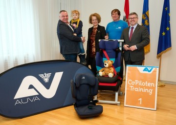  (v.l.n.r.): Geschäftsführer CAP Kindersicherheit GmbH Peter Jahn mit Enkeltochter Lotti, Landesrätin Christiane Teschl-Hofmeister, Captain der Co-Piloten-Trainings Werner Millonig und Landesrat Ludwig Schleritzko