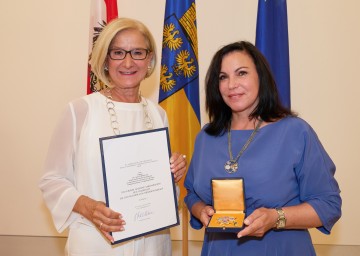 Primaria Sonja Gobara, ärztliche Leiterin und Geschäftsführerin des Ambulatoriums Sonnenschein, erhielt das „Große Goldene Ehrenzeichen für Verdienste um das Bundesland Niederösterreich“.