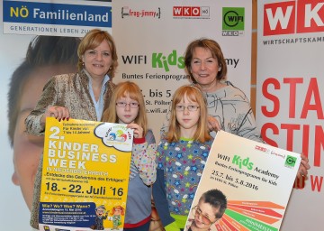 Landesrätin Mag. Barbara Schwarz, die Zwillingsschwestern Katharina und Stefanie und die Präsidentin der WKNÖ KommR Sonja Zwazl (v. l. n. r.).