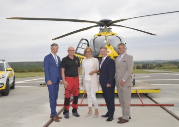 Zogen Bilanz über die Einsätze der Flugrettung: ÖAMTC-Direktor Oliver Schmerold, Flugrettung-Geschäftsführer Reinhard Kraxner, Landeshauptfrau Johanna Mikl-Leitner, Landesrat Maurice Androsch und ÖAMTC-Präsident Gottfried Wanitschek (v. l. n. r.)