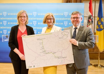 Stellten die neue Zugsverbindung von Wien über das Waldviertel nach Prag vor (von links): Bundesministerin Leonore Gewessler, Landeshauptfrau Johanna Mikl-Leitner und Mobilitätslandesrat Ludwig Schleritzko.