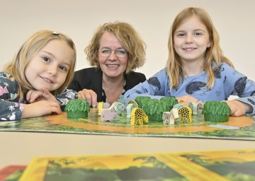 Familien-Landesrätin Christiane Teschl-Hofmeister freute sich mit Margaretha und Frieda über das gelungene NÖ Spielefest 2023.