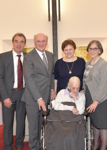 Gratulierten Anna Medwenitsch (vorne) zum 110. Geburtstag: Bürgermeister Richard Hemmer, Landeshauptmann Dr. Erwin Pröll, Enkelin Maria und Ulrike Lenthe, MAS, Leiterin des Pflegedienstes im Marienheim (v.l.n.r.)