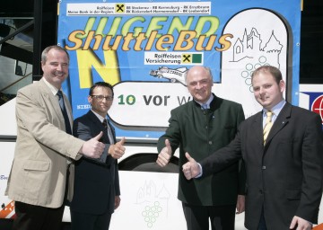 Vorbildliche Initiative „Jugend-Shuttlebus Harmannsdorf“. Im Bild: Projektleiter Stefan Helm, Landeshauptmann Dr. Erwin Pröll, Initiator Peter Keller und LAbg. Hermann Haller (v.r.n.l.) 