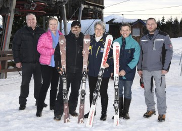 Freuen sich über den Erfolg des Naturschnee-Schigebiets Unterberg: Christian Guthauer, Mag. Petra Patzelt, Ing. Erich Panzenböck, Wirtschafts- und Tourismus-Landesrätin Dr. Petra Bohuslav, Stefan Leithner und Ing. Klaus Panzenböck (v.l.n.r.)