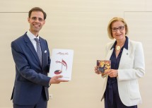 Bei einem Besuch bei Landeshauptfrau Johanna Mikl-Leitner überreichte der künstlerische Leiter des Allegro Vivo Festivals Vahid Khadem-Missagh das druckfrische Festivalprogramm 2021.