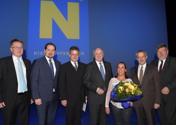 Im Bild von links nach rechts: Klaus Scheidl von der DPV, Mag. Hans Zöhling (LPV), Bezirkshauptmann Dr. Martin Steinhauser, Landeshauptmann Dr. Erwin Pröll, Kindergärtnerin Gertraud Zellhofer, Dr. Johann Freiler, Zentralbetriebsrats-Vorsitzender Peter Maschat