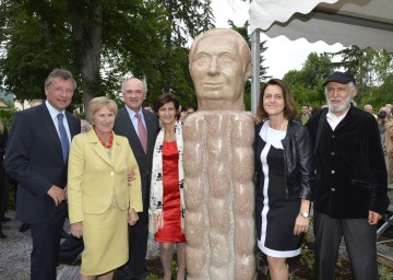 Enthüllten die Willi Dungl-Büste: Bürgermeister Ing. Martin Falk, die Präsidentin des Vereins der „Freunde von Willi Dungl“ Dr. Monika Lindner, Mag. Claudia Krist-Dungl, Prof. Dr. Andrea Zauner-Dungl und Bildhauer Prof. Hans Muhr. (v.l.n.r.)