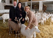 Am Ziegenhof Mandl: Michael Mandl, Bundesministerin Elisabeth Köstinger, Landeshauptfrau Johanna Mikl-Leitner (von links nach rechts).