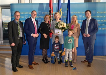 (v.l.n.r.:) Kammersekretär Bernhard Löscher, Bezirksbauernkammer Zwettl, Raiffeisen-Generalsekretär Clemens-Wolfgang Niedrist, Landeshauptfrau Johanna Mikl-Leitner, Familie Pauser, Club Niederösterreich-Geschäftsführerin Theres Friewald-Hofbauer und Club Niederösterreich-Präsident Paul Nemecek.