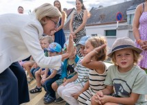 Landeshauptfrau Johanna Mikl-Leitner mit Kindergartenkindern.