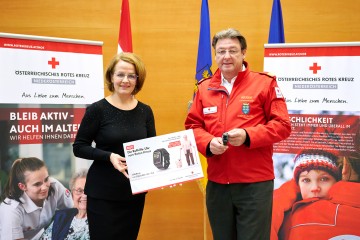 Landesrätin Christiane Teschl-Hofmeister und Rotkreuz NÖ-Präsident Josef Schmoll stellten die neue Rufhilfe-Uhr vor