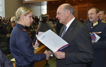 Im Rahmen einer Angelobungs- und Abschlussfeier überreichte Landeshauptmann Dr. Erwin Pröll am Freitag, 22. Februar, in St. Pölten Dekrete an Polizeischüler, die ihren Grundausbildungslehrgang abgeschlossen haben.