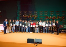 Landeshauptfrau Johanna Mikl-Leitner (re. außen) und WKNÖ Präsident Wolfgang Ecker (li. außen) mit den Goldmedaillengewinnerinnen und –gewinnern der Bundes- und Landeslehrlingsbewerbe sowie der World Skills.
