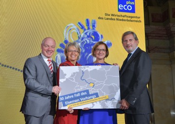 Ecoplus-Geschäftsführer Helmut Miernicki, Wirtschaftslandesrätin Petra Bohuslav, Landeshauptfrau Johanna Mikl-Leitner und EU-Kommissar Johannes Hahn (v.l.n.r.)