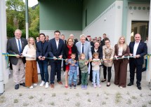 Beim offiziellen Banddurchschneiden (v.l.) Vizebürgermeister Joachim Köll, Architektin Johanna Aufner, Dr. Gössinger, Bürgermeister Jochen Bous, Landeshauptfrau Johanna Mikl-Leitner, Landtagsabgeordneter Hermann Hauer, stv. Bezirkshauptfrau Neunkirchen Monika Rauhs, Kindergartenleiterin Pamela Gerhardus, Dr. Alecsandra Moldovan und gf. Gemeinderat Markus Halm mit den kleinen Helfern Josef, Edwin und Marleen.